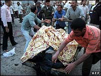Corpos são retirados do local de explosão em Karbala