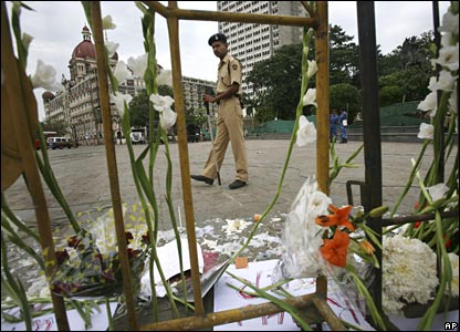 Điểm tưởng niệm các nạn nhân ngay bên ngoài khách sạn Taj Mahal