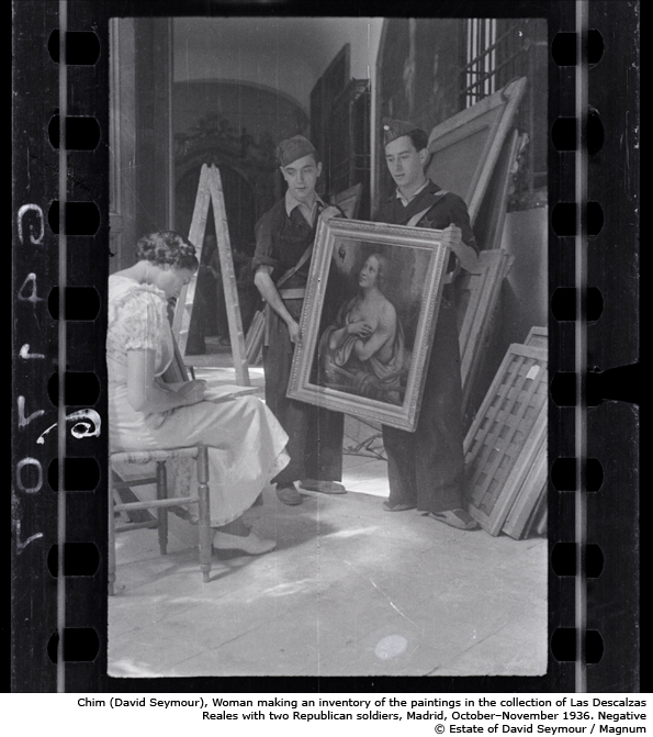 Chim (David Seymour), Woman making an inventory of the paintings in the collection of Las Descalzas
Reales with two Republican soldiers, Madrid, October-November 1936. Negative. © Estate of David Seymour / Magnum