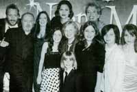 Lil Woods (yn y sgert ddu a gwyn) gyda sêr y ffilm Nanny McPhee and the Big Bang 