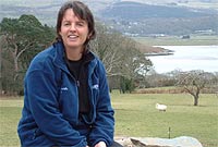 Einir Pritchard o Faentwrog - enillydd y raffl yn lansiad Cynllun Gwyliau Cymraeg.