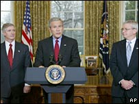 Andy Card (à esq.) e George W. Bush (ao centro) e Josh Bolten