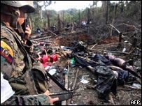 soldado equatoriano observa local de acampamento das Farc bombardeado pela Colômbia