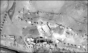 Fotografie požízená Pentagonem před útokem na výcvokový tábor Usámy bin Ládina ...