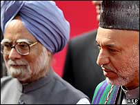 کرزی (راست) در کنار من موهان سينگ، نخست وزير هند