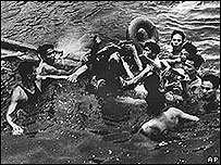 Grupo de vietnamitas tira McCain da água depois do avião dele ter sido derrubado