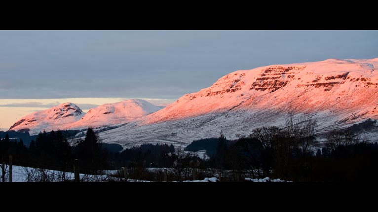 Cnuic Campsie aig àm dol fodha na grèine