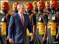 Bush passa soldados indianos em revista 