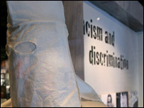 Roupa da Ku Klux Klan (Crédito: Lee Garland)