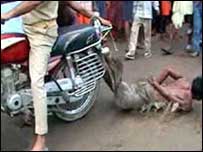 بھاگلپور بہار میں پولیس ایک چور کو موٹر سائیکل سے گھسیٹتے ہوئے