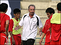 Ông Riedl cùng các cầu thủ