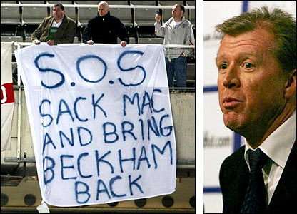 Cổ động viên Anh với biểu ngữ 'Sa thải Mac(Claren) và gọi Beckham trở lại ở Israel trong khi ông McClaren tuyên chiến với báo chí sau Andorra