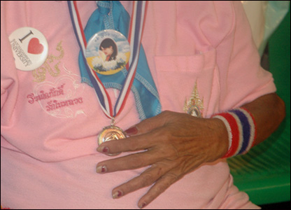 Một cụ bà với huy hiệu hoàng hậu và đức vua