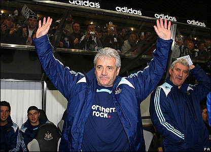 基冈走入教练席