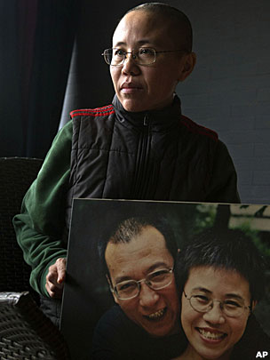 刘霞在北京寓所内手持与丈夫刘晓波的合照（6/12/2012）