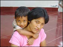 A balinesa Ibu Wayan Mupu, com seu filho