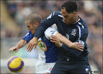 莱斯科特和贝特利抢球