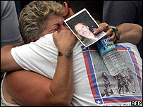 Familiares das vítimas se abraçam na cerimônia no Ponto Zero