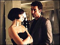 Clive Owen và Natalie Portman trong phim Closer