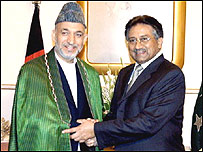 حامد کرزی (چپ) و پرويز مشرف (عکس از آرشیو)