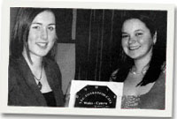 Ffion Eluned Owen yn derbyn gwobr gan gadeirydd y clwb, Gwenno.