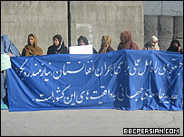 هواداران شورای متحد ملی در برابر ساختمان سازمان ملل در کابل