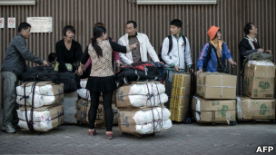 香港上水火車站外水客拉著貨物排隊等候檢票（29/1/2013）