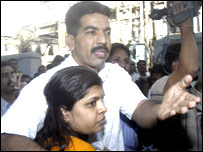 दया नायक और उनकी पत्नी कोमल