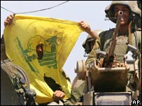 سربازان اسرائيلی با پرچم حزب الله از لبنان بازگشته اند