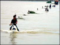 Cảnh ngập lụt ở Quảng Ngãi - ảnh VietNamNet