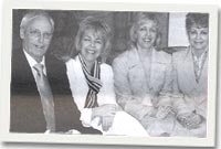 John gyda Fiona, Heather a Maureen yn mwynhau eu noson yn y Dorchester.