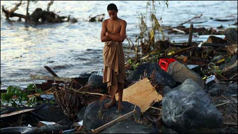 رجل في لالومانو بجزيرة ساموا ينظر إلى الركام الذي خلفه التسونامي والذي فجر أمواجا بعلو متر ونصف