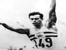 Lynn Davies yn cystadlu yn y naid hir