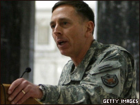 Generalul Petraeus va prezenta luna viitoare un raport privind situaţia din Irak
