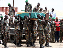 Ölen Afrika Birliği Barıi Gücü askerlerinden birinin tabutu