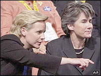 ماری چنی (چپ) و شريک زندگی اش، هذر پو