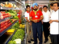 मुकेश अंबानी - अपने एक रिटेल स्टोर में