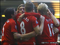 Liverpool ăn mừng bàn thắng của Gerrard