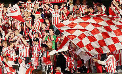 The supporters applaud the team. Pic Billy McLeod.