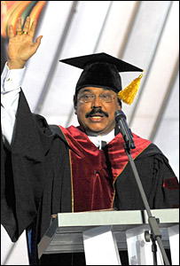 President delivering a speech after accepting the honorary doctorate (photo: Sudath Silva)