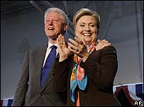 Hillary e Bill Clinton durante campanha em Sioux Falls
