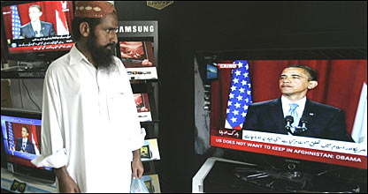 Bir Pakistanlı Karaçi'de bir elektronik mağazasının önünde Obama'nın konuşmasını izlerken