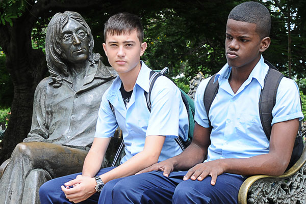 Estatua de John Lennon en un parque de La Habana que lleva su nombre. (Foto: Raquel Pérez)