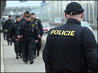 Policisté na Nuselském mostě
