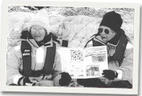 Mair Rees a Megan Hayes yn darllen Y Gambo yn Harbwr Neko ar benrhyn yr Antarctig (Rhagfyr 18, 2006)