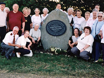 Criw o amgylch bedd Gwenllian.