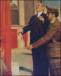 ترکی در حال برافراشتن پرچم حزب خلق در برابر ارگ ریاست جمهوری افغانستان