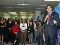 सहयोगियों के साथ थरुर