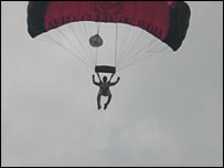 Shishir Mishra chega ao casamento de pára-quedas. Foto: BBC South Asia