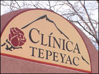 Placa da Clínica Tepeyac, em Denver. 